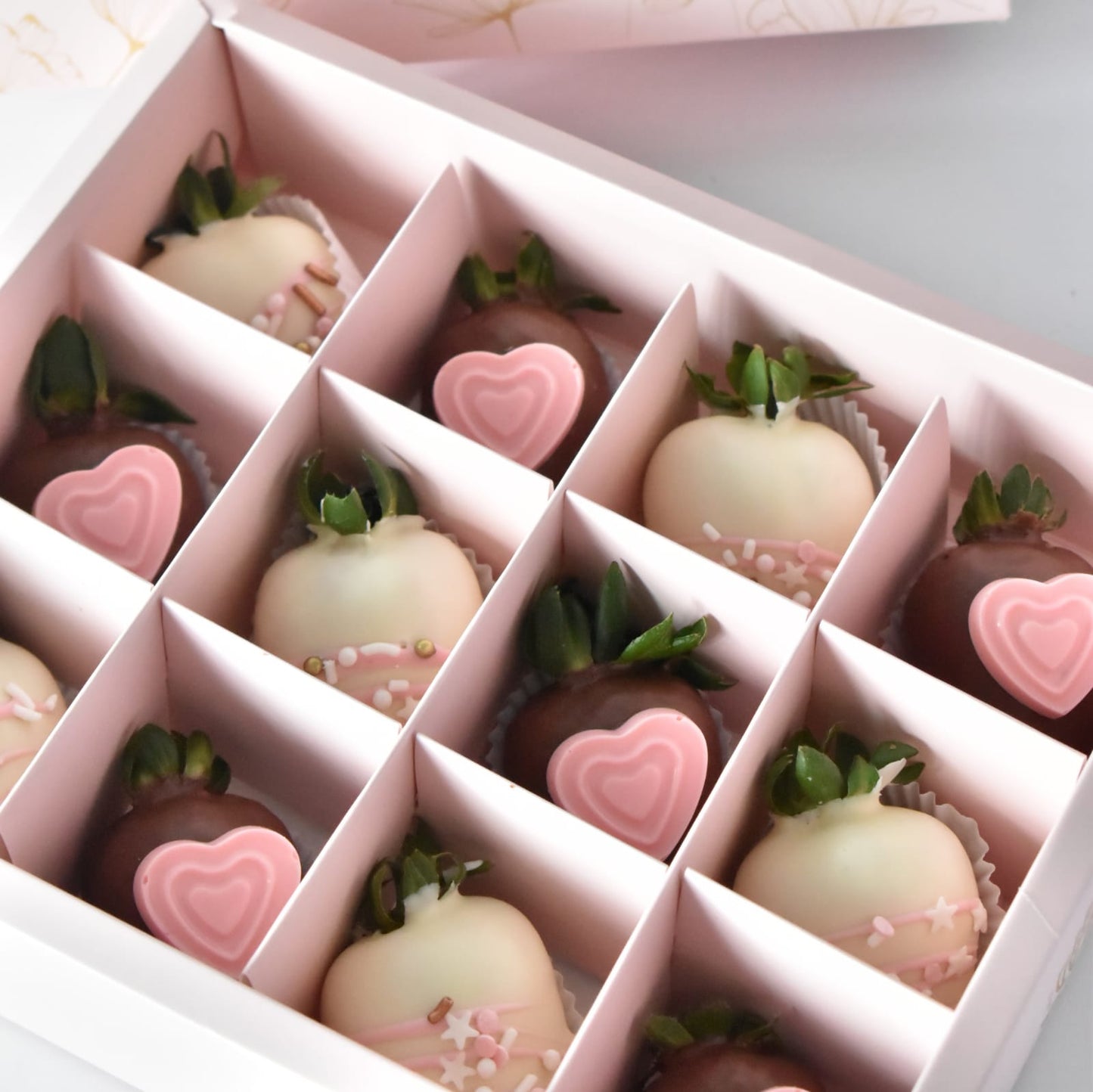 Caja de 12 Fresas premium con chocolate (Luxury con tonos rosados)