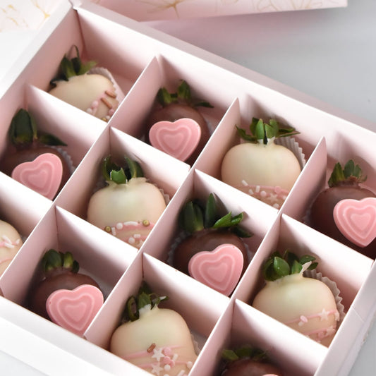 Caja de 12 Fresas premium con chocolate (Luxury con tonos rosados)