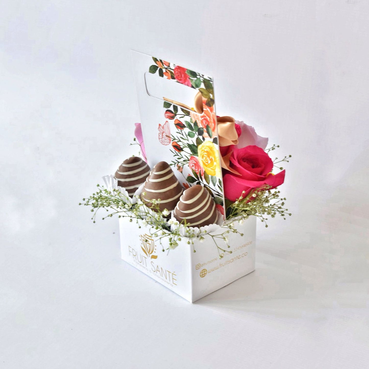 Jardin de flores surtidas y 3 Fresas premium cubiertas con chocolate