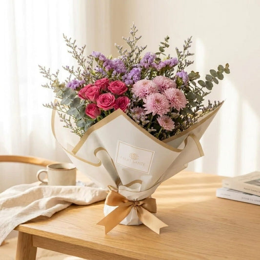 Mini ramo de rosas fucsia Florencia sobre mesa de madera, regalo de flores a domicilio en Bogotá