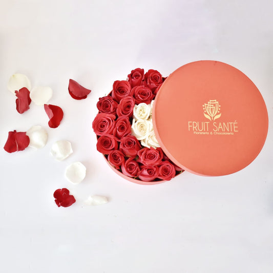 🌹 Luxury Romeo – Caja Cilíndrica con Rosas Rojas y Blancas 💘