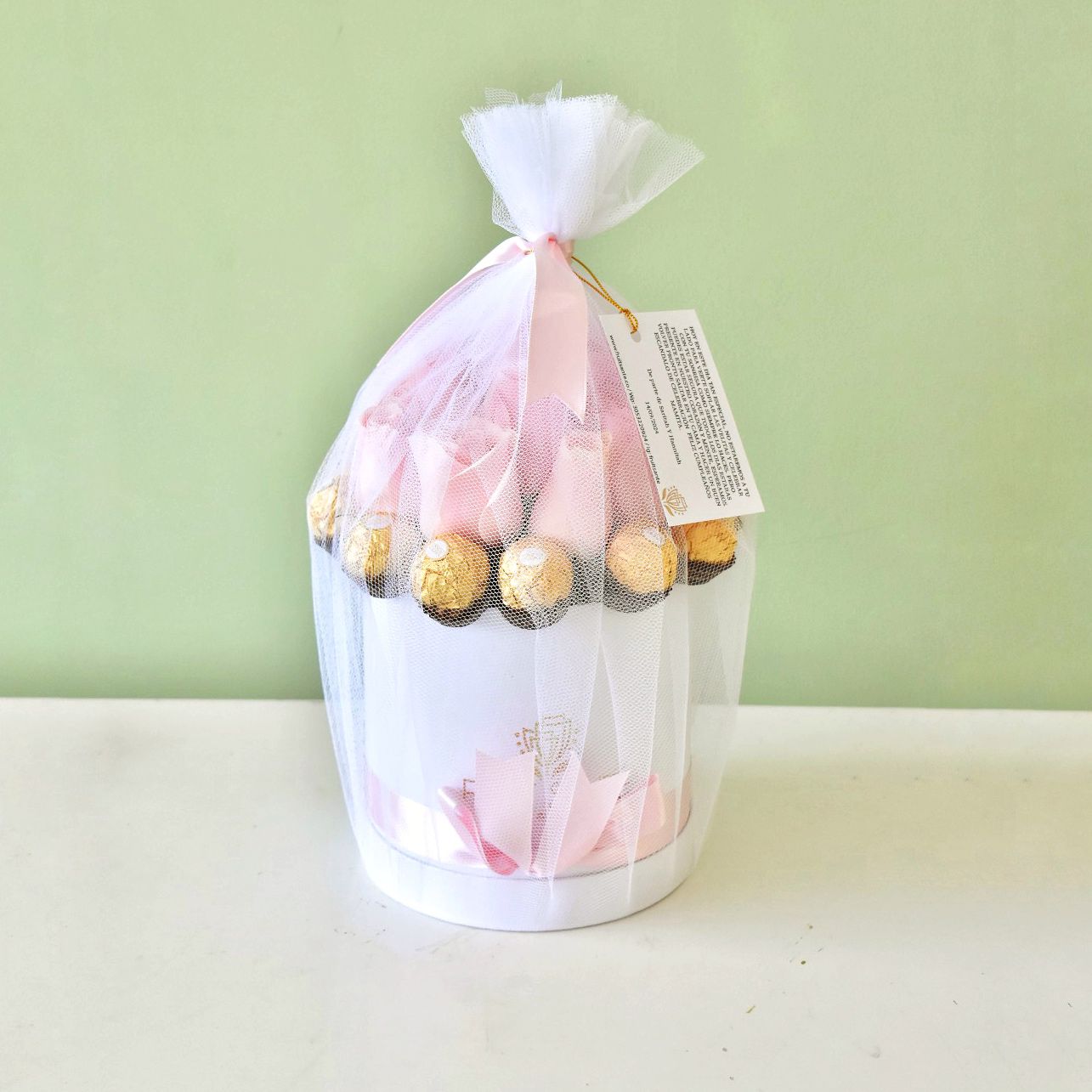 Arreglo de Rosas con Ferrero Rocher – El detalle más romántico para sorprender hoy 💝