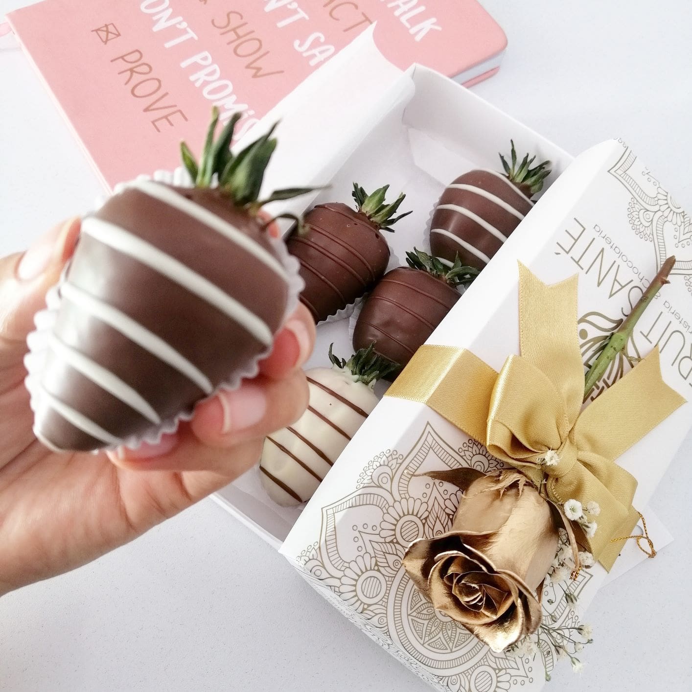 Caja de 6 Fresas premium con Chocolate y Rosa Dorada: El Regalo Perfecto para Sorprender 🌹🍓