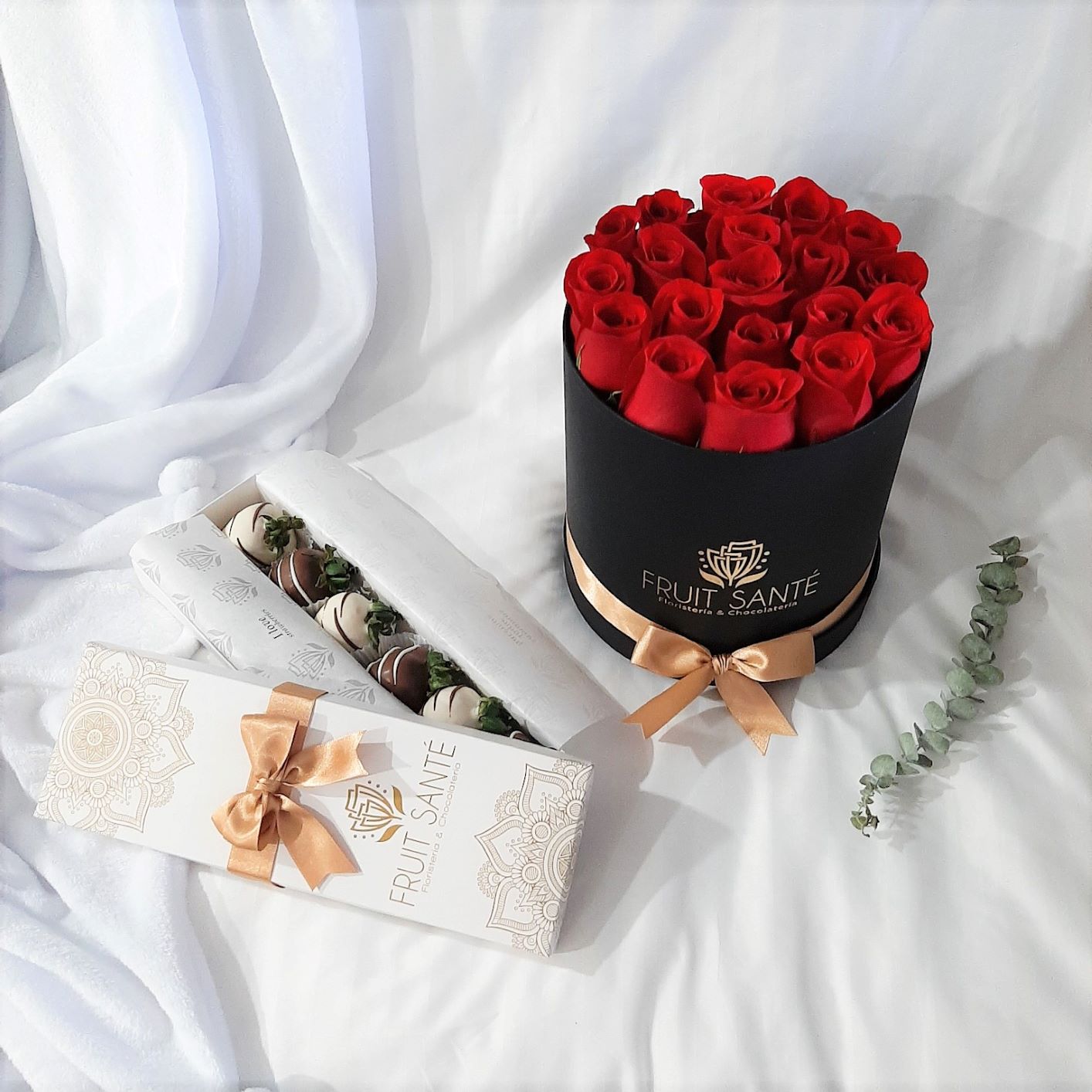 Arreglo de rosas y fresas con chocolate en Bogotá