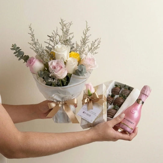 bouquet de rosas rosadas, blancas y amarillas y fresas con chocolate y champaña jp chenet