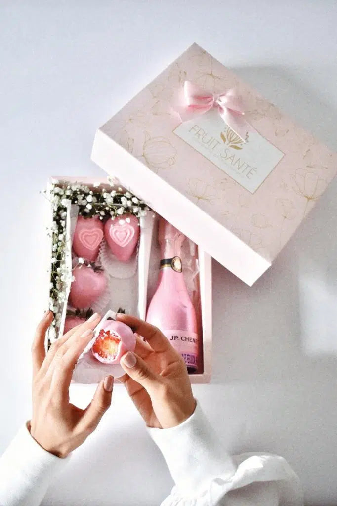 caja de fresas con chocolate elegante con champaña