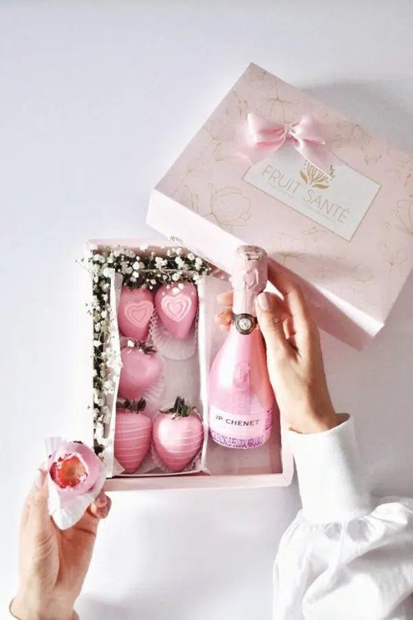 caja de fresas con chocolate elegante con champaña