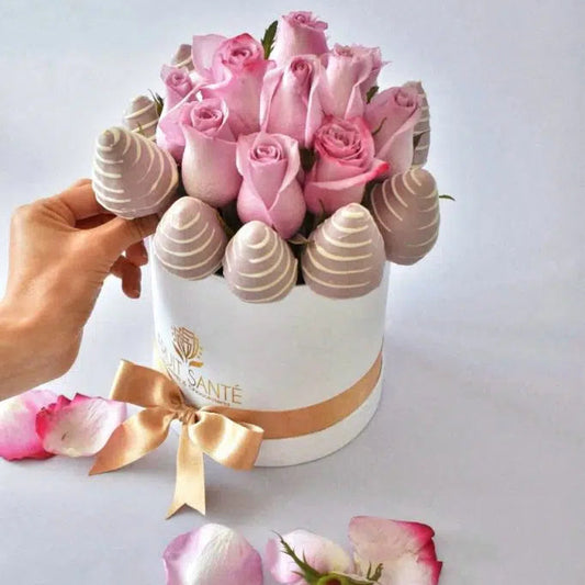 Arreglo de rosas rosadas o lilas fresas con chocolate rosado en Bogotá a domicilio