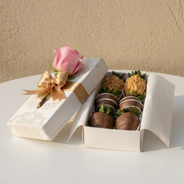 Caja Fruit Santé con 6 fresas cubiertas de chocolate y rosa rosada en caja blanca premium (Bogotá)