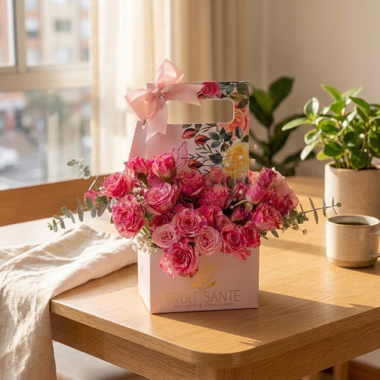 Arreglo de mini rosas a domicilio en Bogotá sobre mesa de madera junto a una taza de café