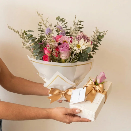 Bouquet de flores y fresas con chocolate bogotá