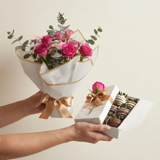 Arreglo de margaritas y mini rosa y caja de fresas con chocolate a domicilio en Bogotá