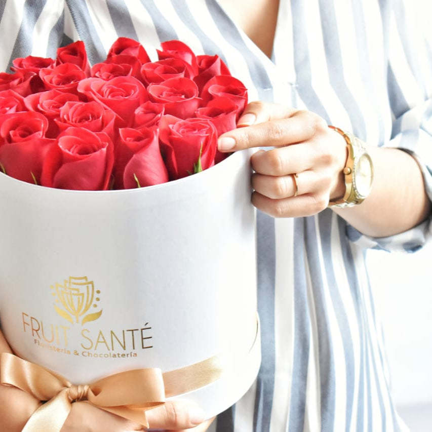 arreglo de rosas en caja cilindrica