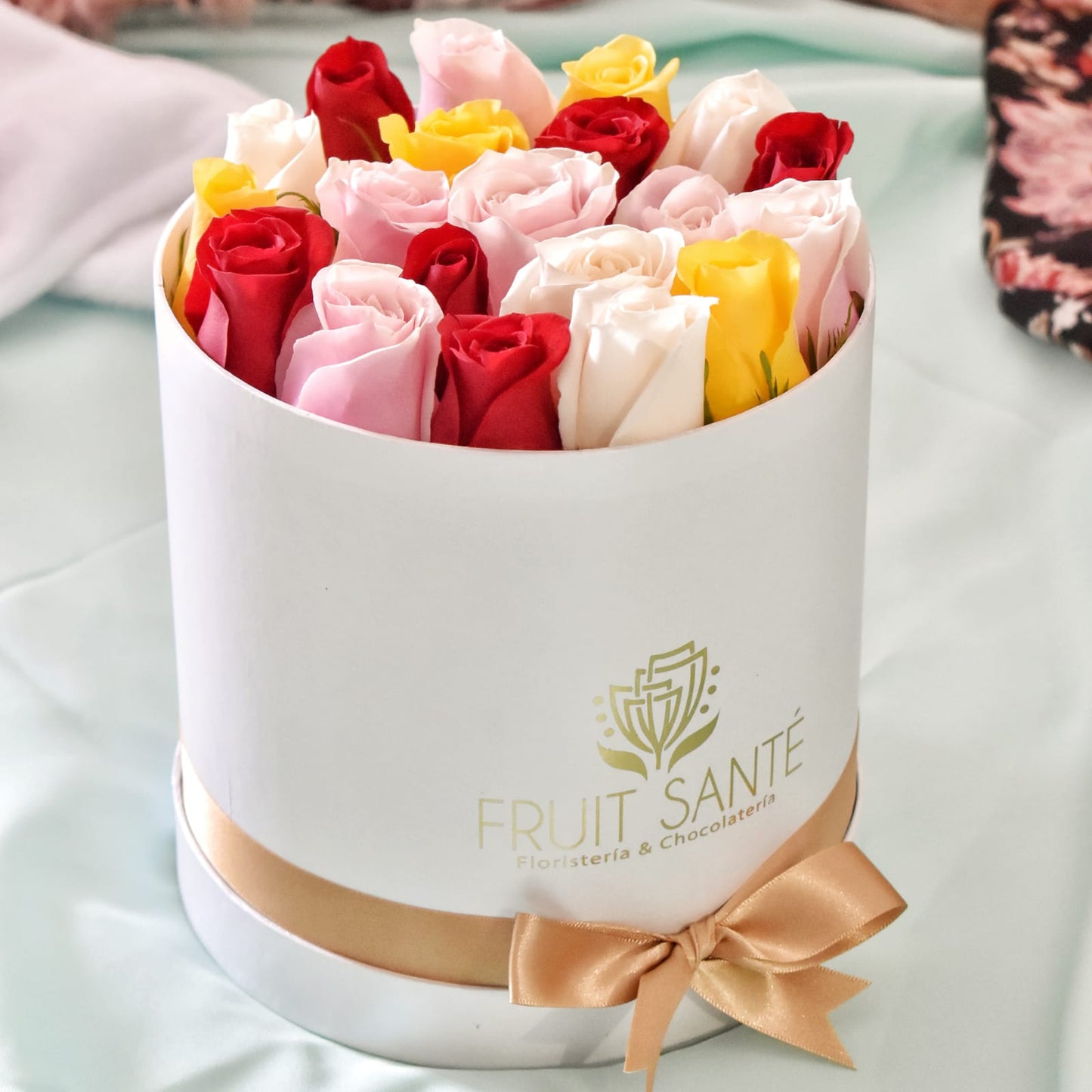 Caja cilindrica de rosas y fresas