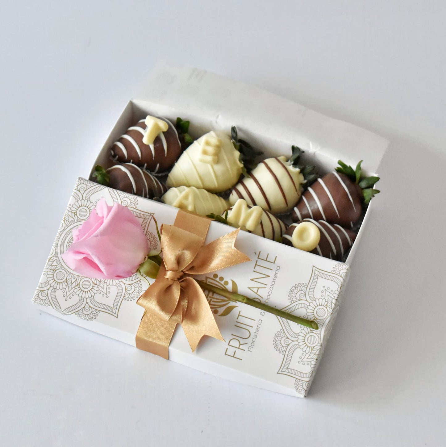 Caja de fresas con chocolate en Bogotá