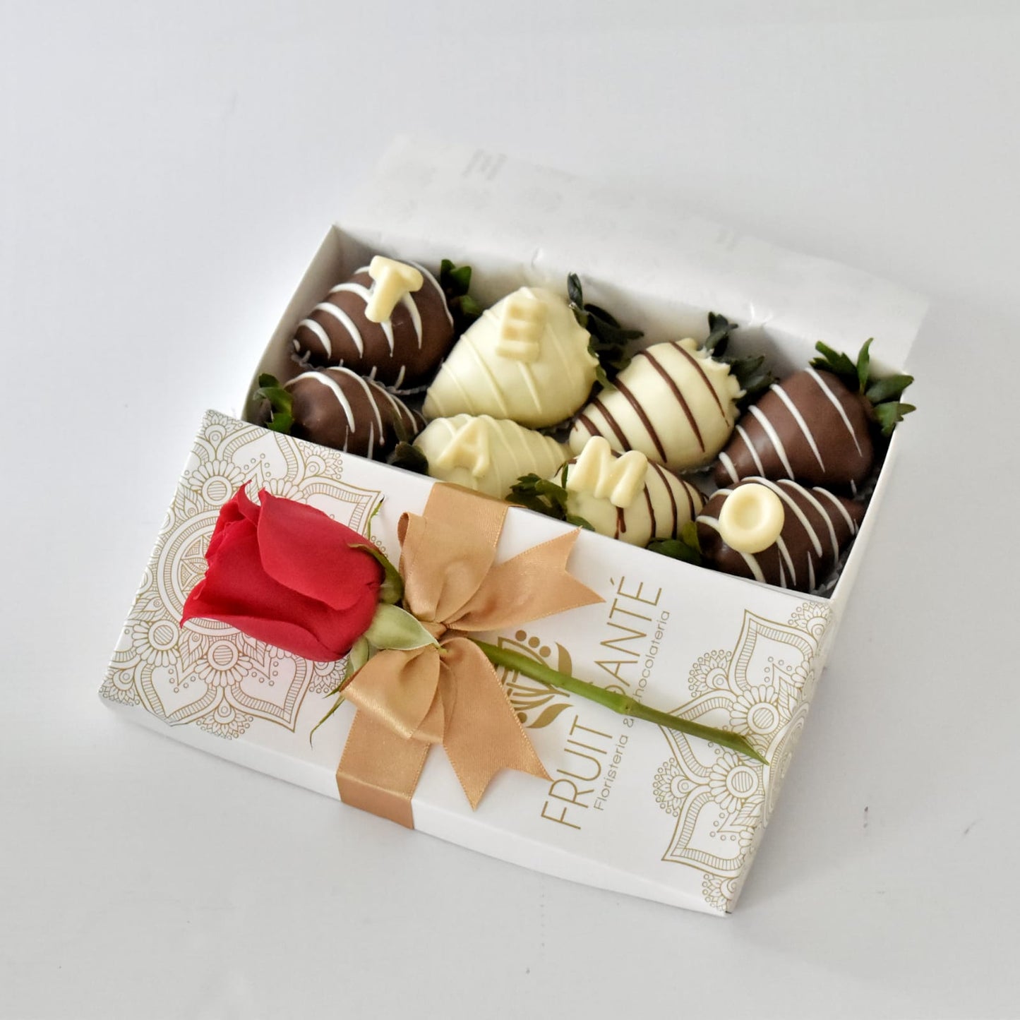 Caja de fresas con chocolate para regalar en bogotá