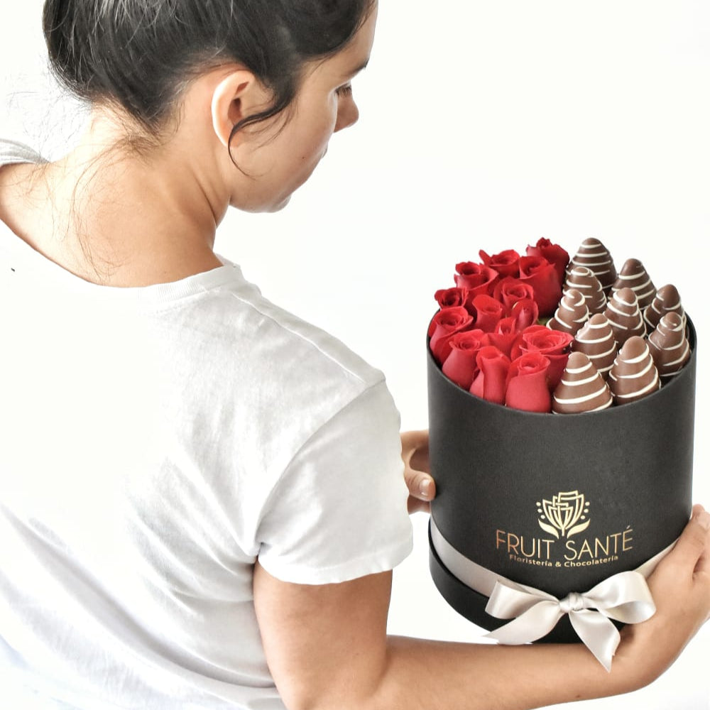 Arreglo de rosas y fresas con chocolate en Bogotá