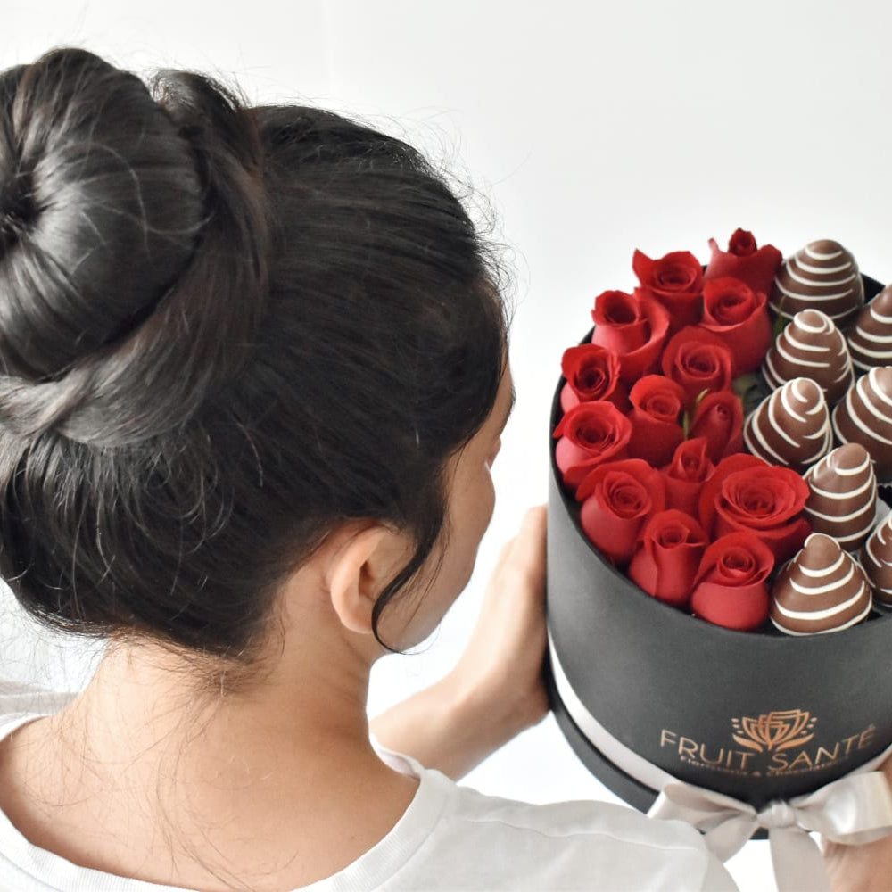 Arreglo de rosas y fresas con chocolate en Bogotá