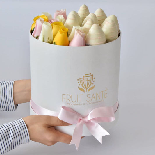 Arreglo de rosas y fresas con chocolate en Bogotá