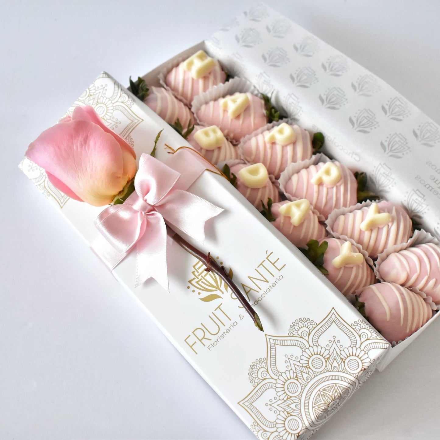 Caja de 12 Fresas premium con chocolate rosado y chocomensaje + Rosa Rosada