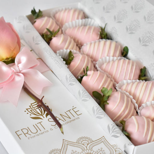 Caja de fresas con chocolate rosado en bogota
