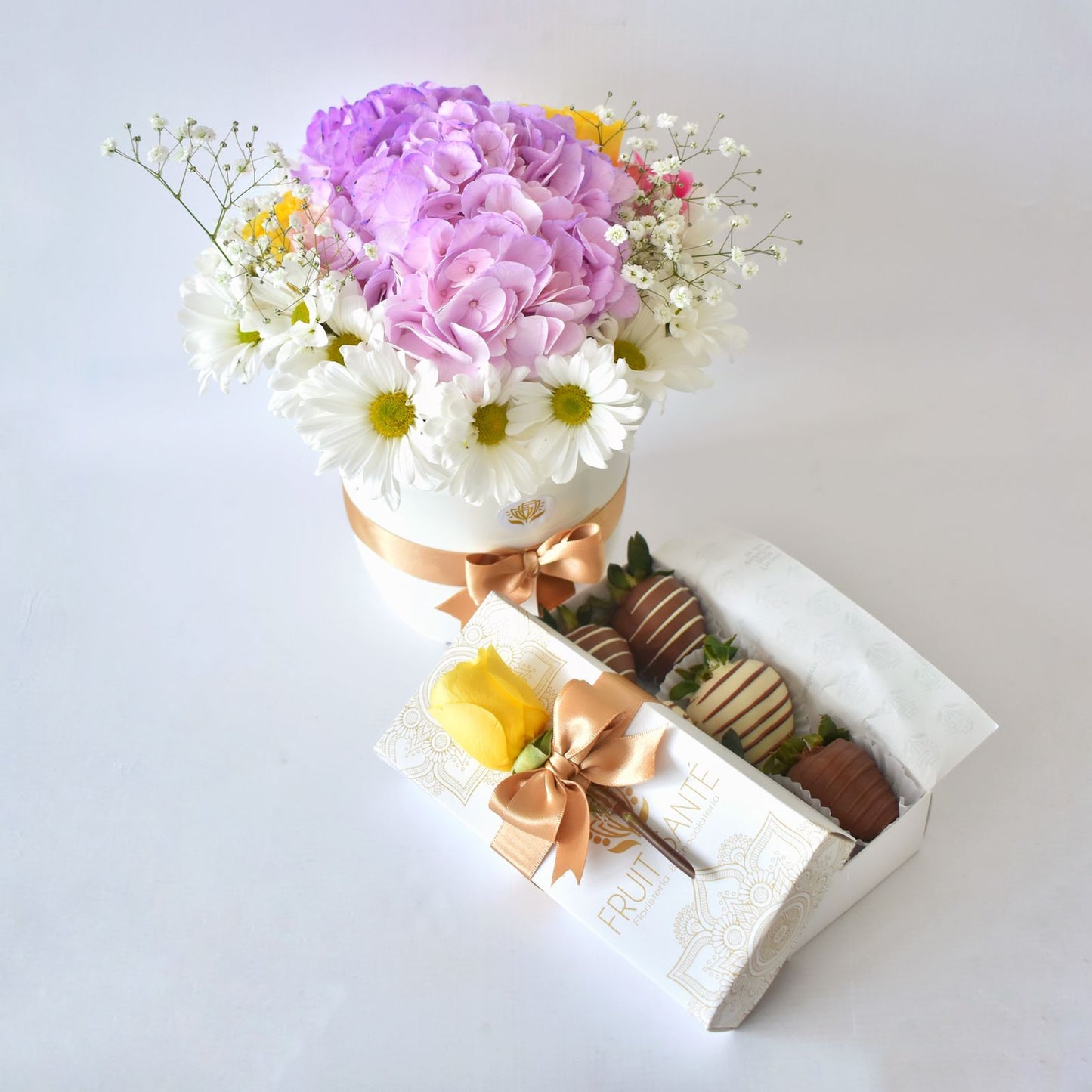Arreglo de flores y fresas con chocolate