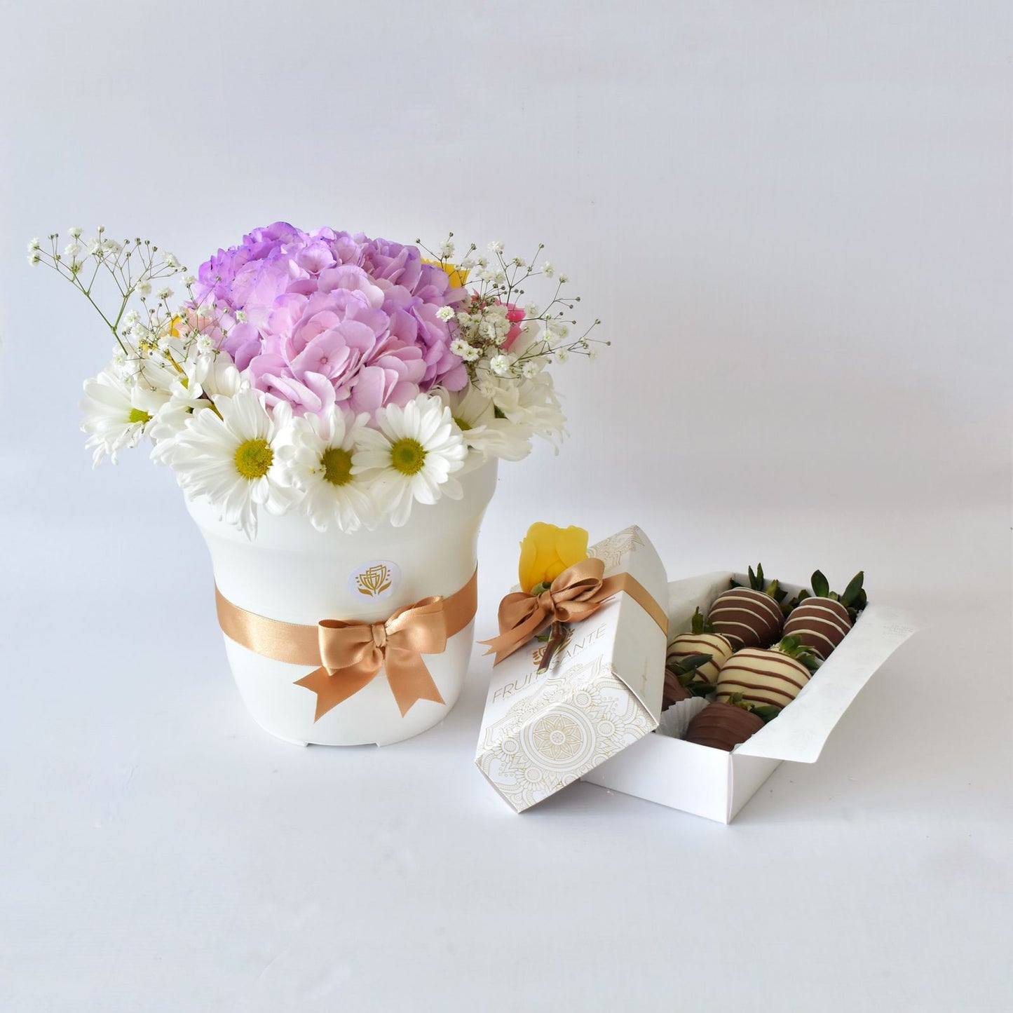 Arreglo de flores y fresas con chocolate