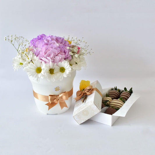 Arreglo de flores y fresas con chocolate