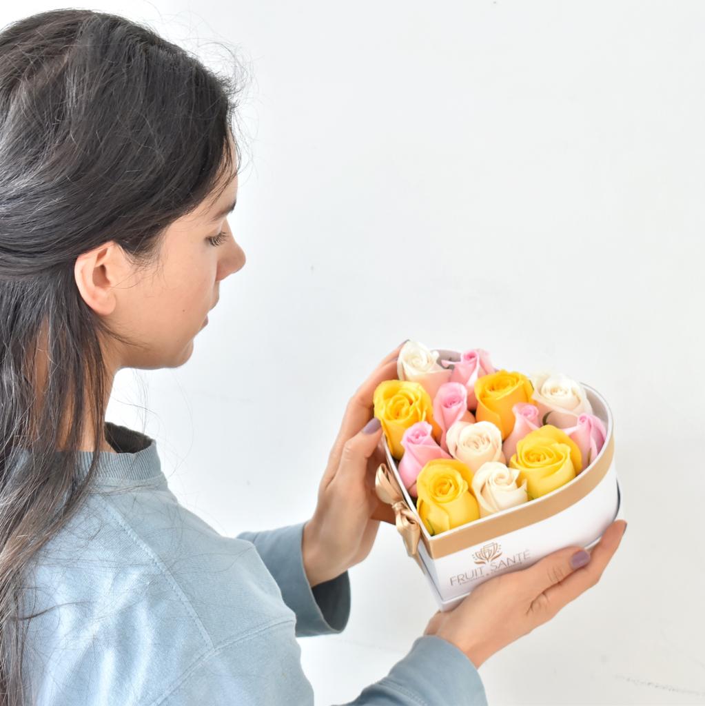 corazon de rosas y fresas con chocolate y champaña para regalar en Bogotá