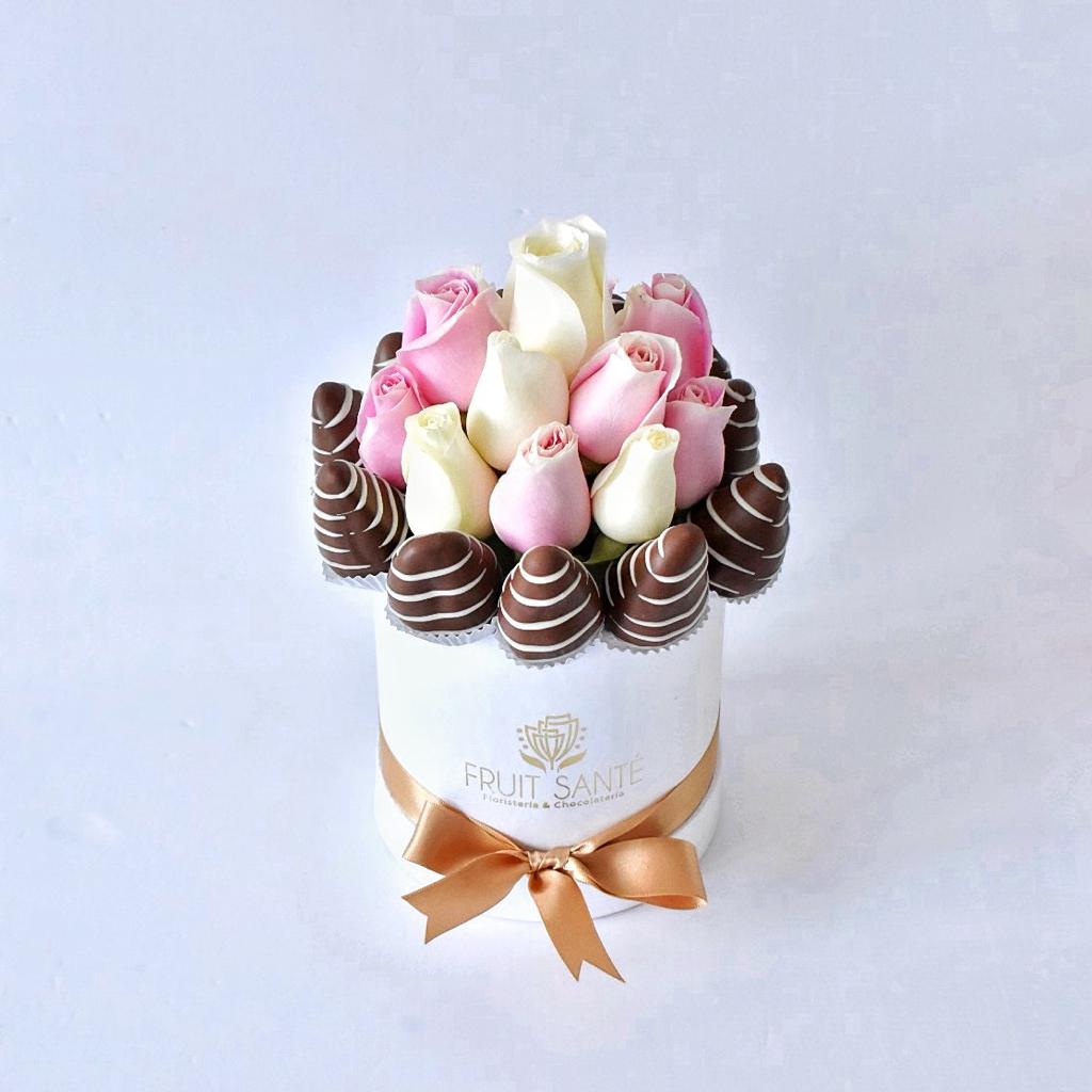 arreglo de rosas rosadas y blancas y fresas con chocolate en Bogotá