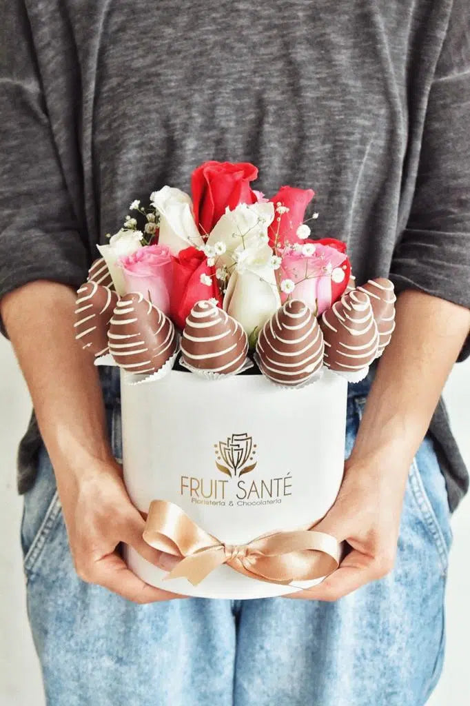 Arreglo de Rosas rojas, blancas y rosadas + Fresas con chocolate (Luxury Tentacion)