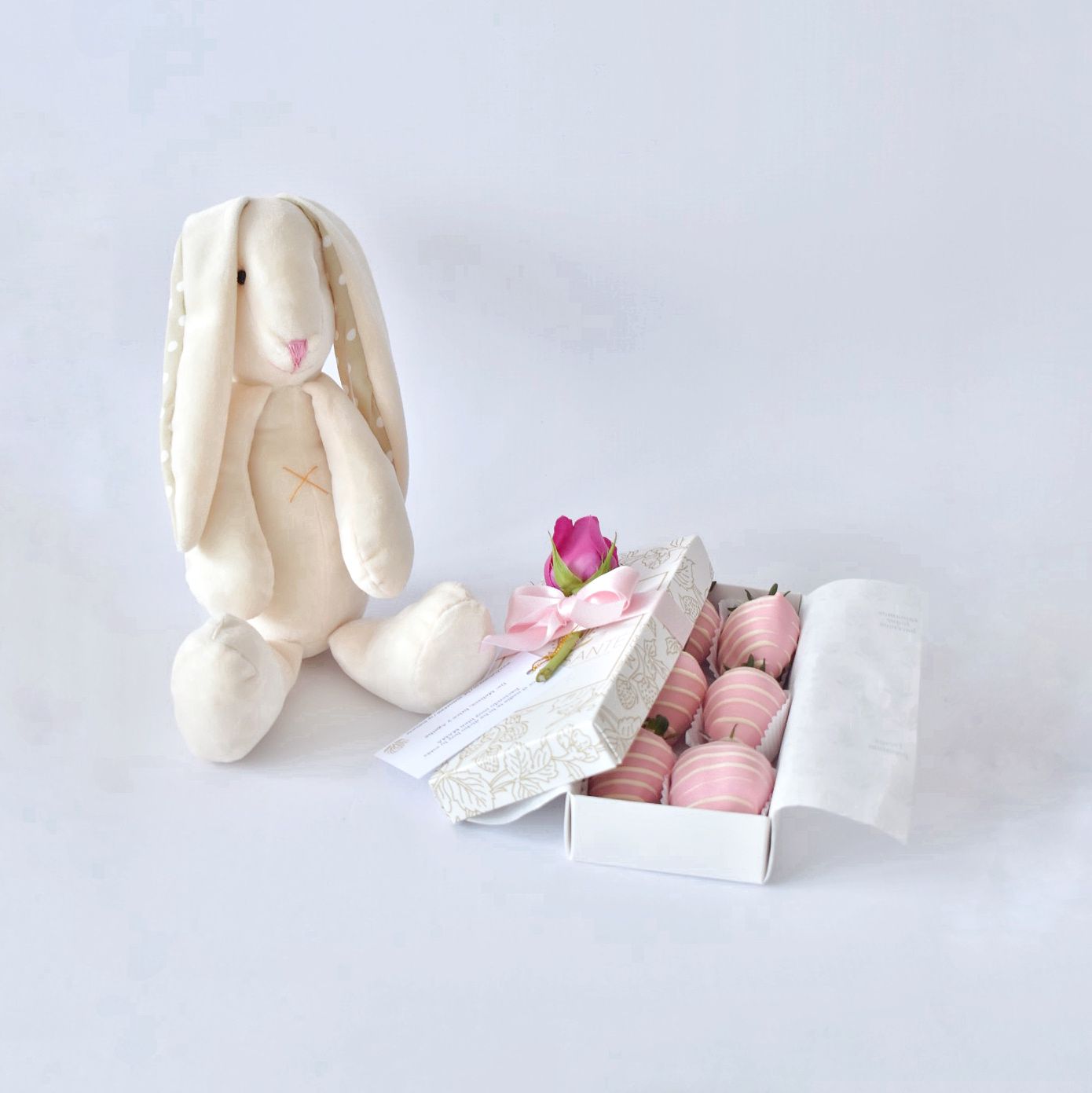 caja de fresas con chocolate con conejo de peluche hecho a mano
