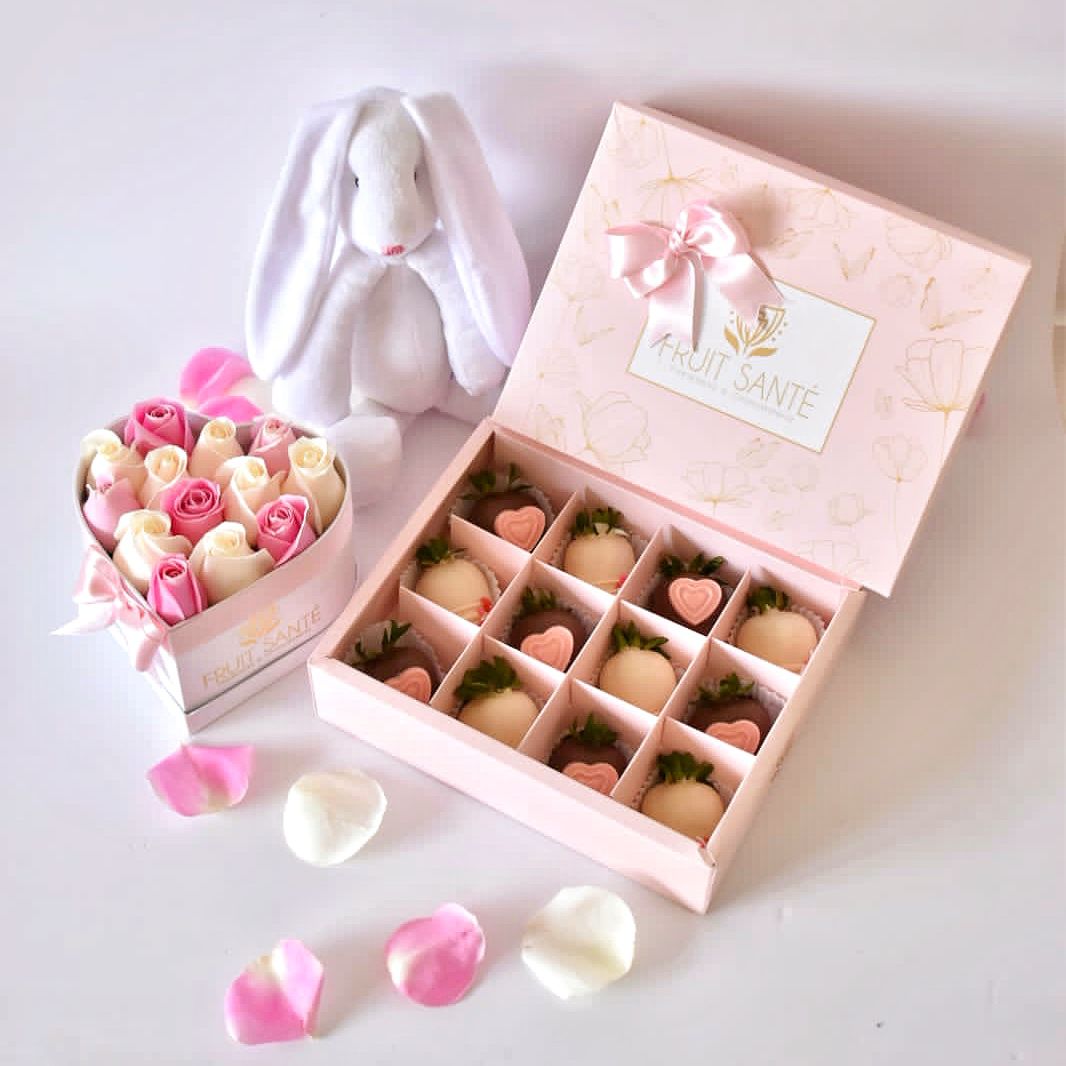 Corazon de rosas y fresas con chocolate y peluche conejo