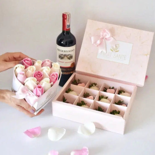 Corazon de rosas y fresas con chocolate