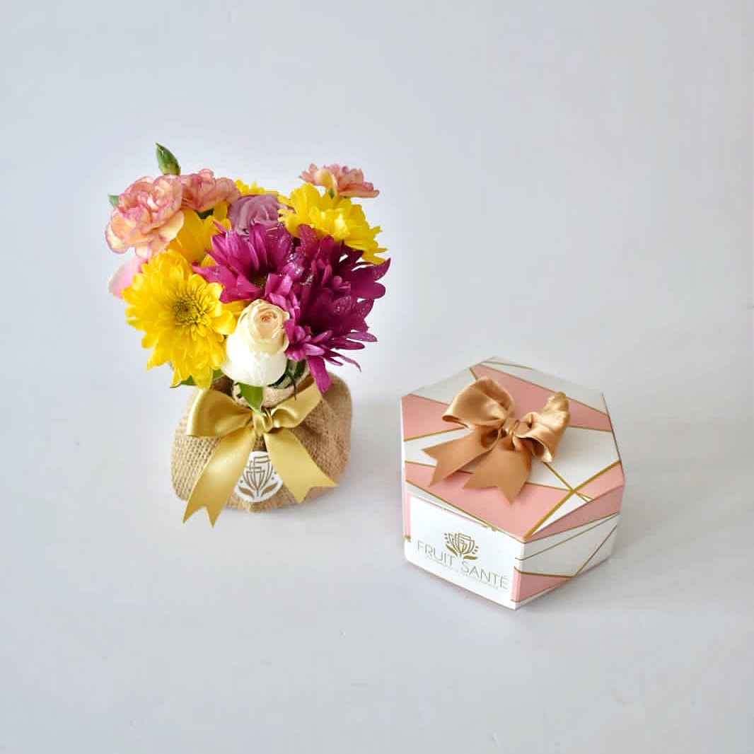 Bouquet de flores y caja de fresas con chocolate