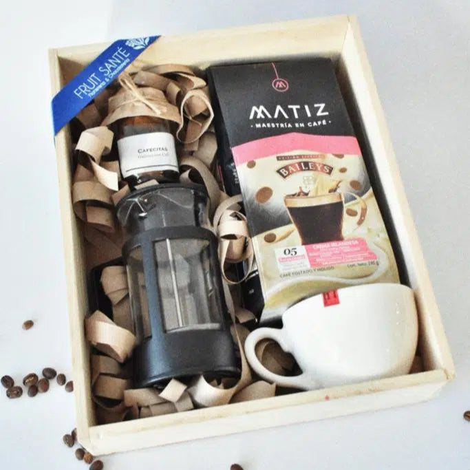 Kit de cafe para Cafeteros: Cafe Matiz con notas a crema de whisky, taza de cafe tradicional, prensa francesa y galletas de cafe
