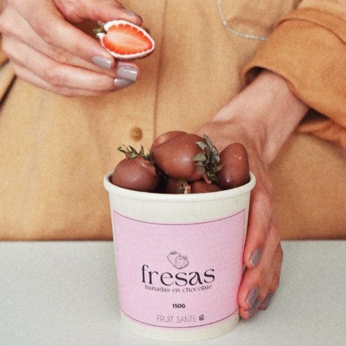 Vaso de fresas cubiertas con chocolate