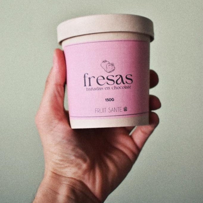 Vaso de fresas cubiertas con chocolate