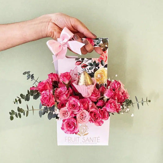 arreglo de mini rosas y fresas con chocolate