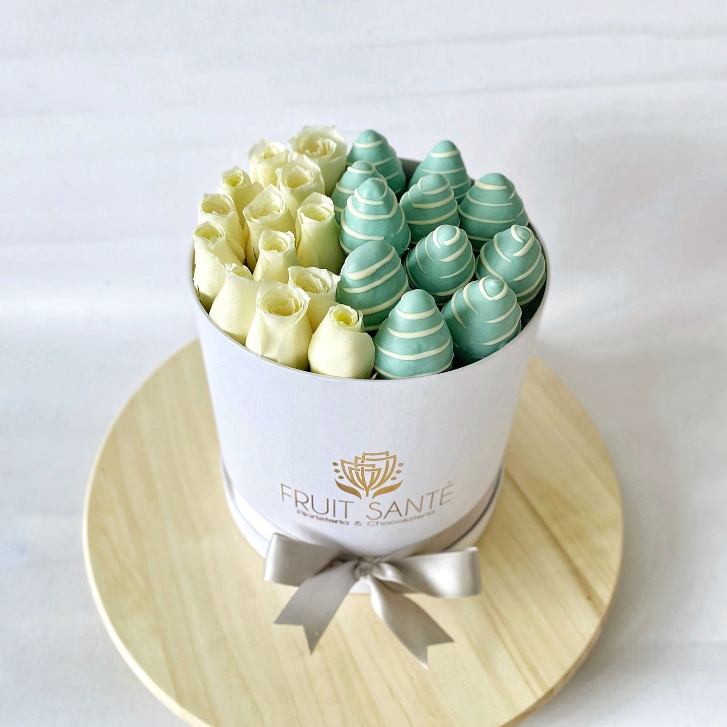 Arreglo de rosas blancas y fresas con chocolate azul en bogotá