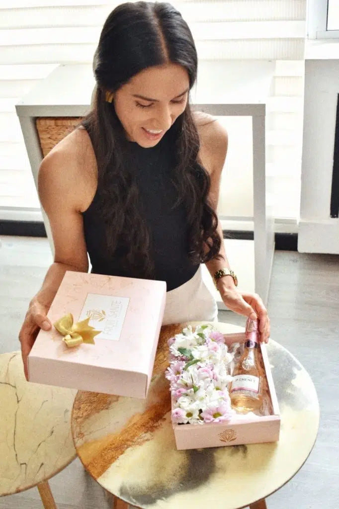 Arreglo de flores en caja luxury con champagna JP Chenet (Detalle para mamá)