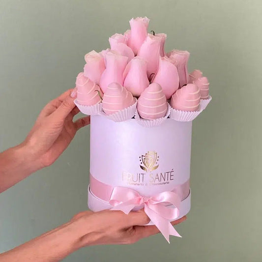 Arreglo de rosas rosadas y fresas con chocolate rosado en Bogotá