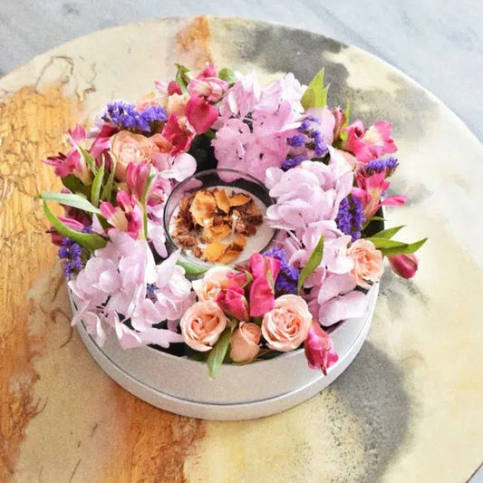 Arreglo de flores y vela aromatica de soya en Bogotá