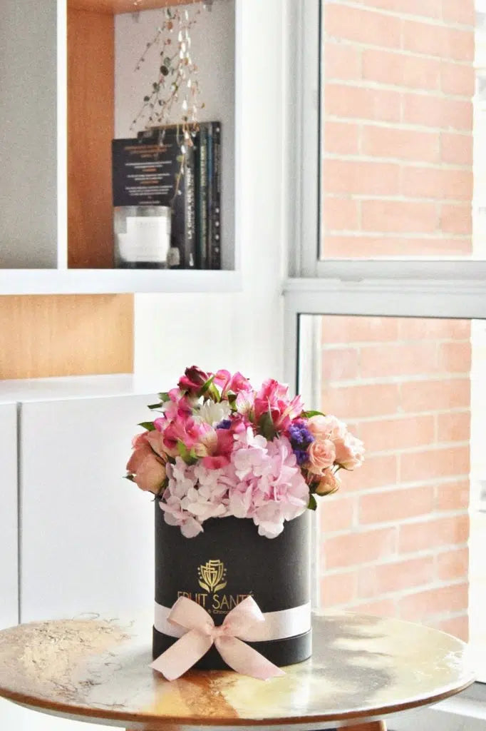 Caja Cilíndrica con Flores Surtidas de Temporada