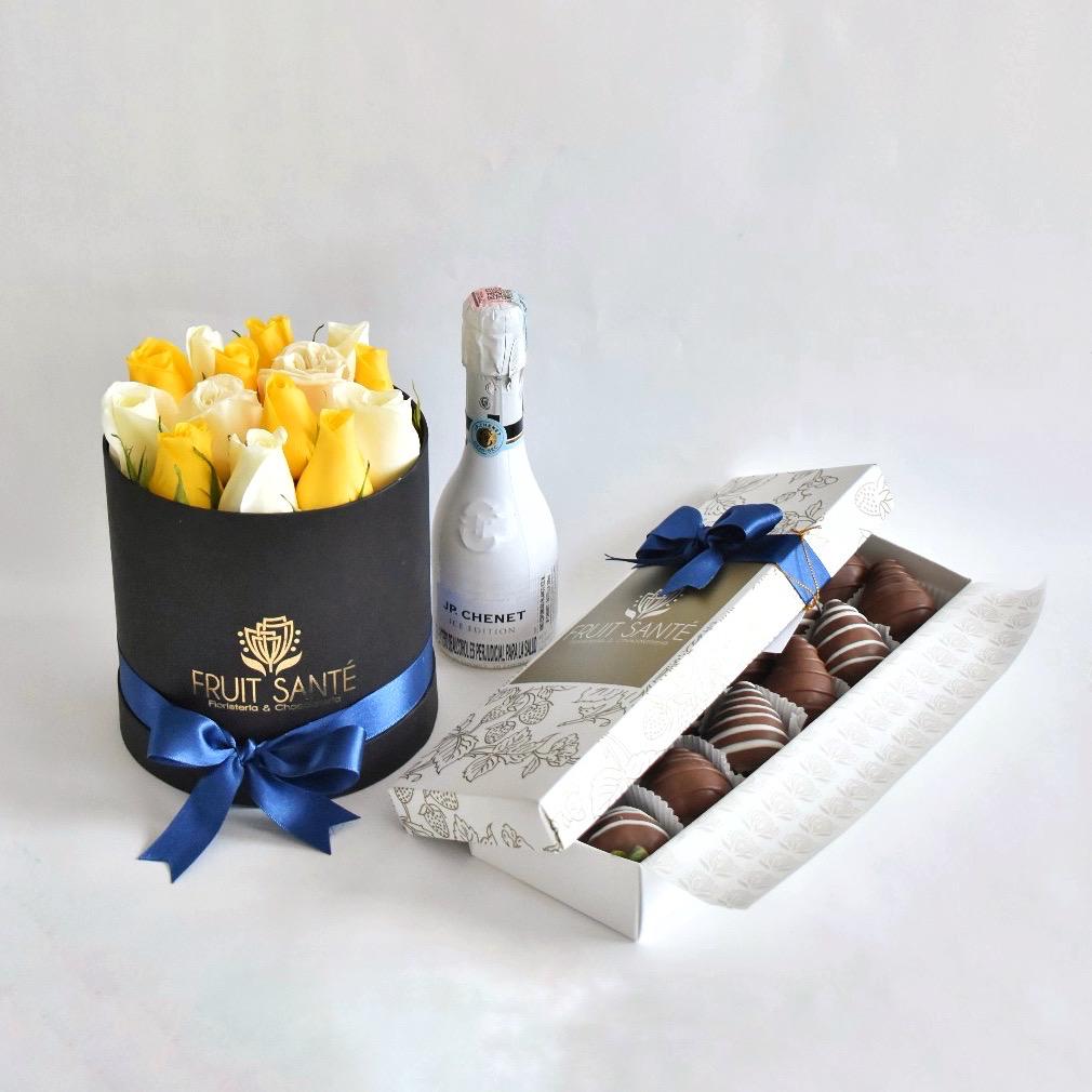 Arreglo de rosas y fresas con chocolate para hombre