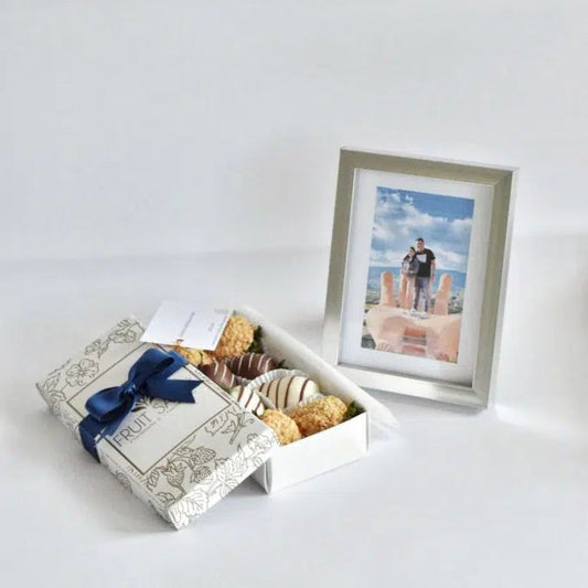 Caja de fresas con chocolate y portaretrato con foto a domicilio en Bogota