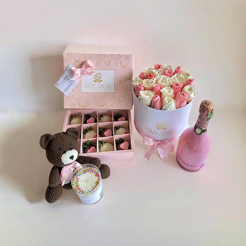 Detalle Premium con Fresas, Rosas y Champaña: Un Regalo Elegante e Inolvidable
