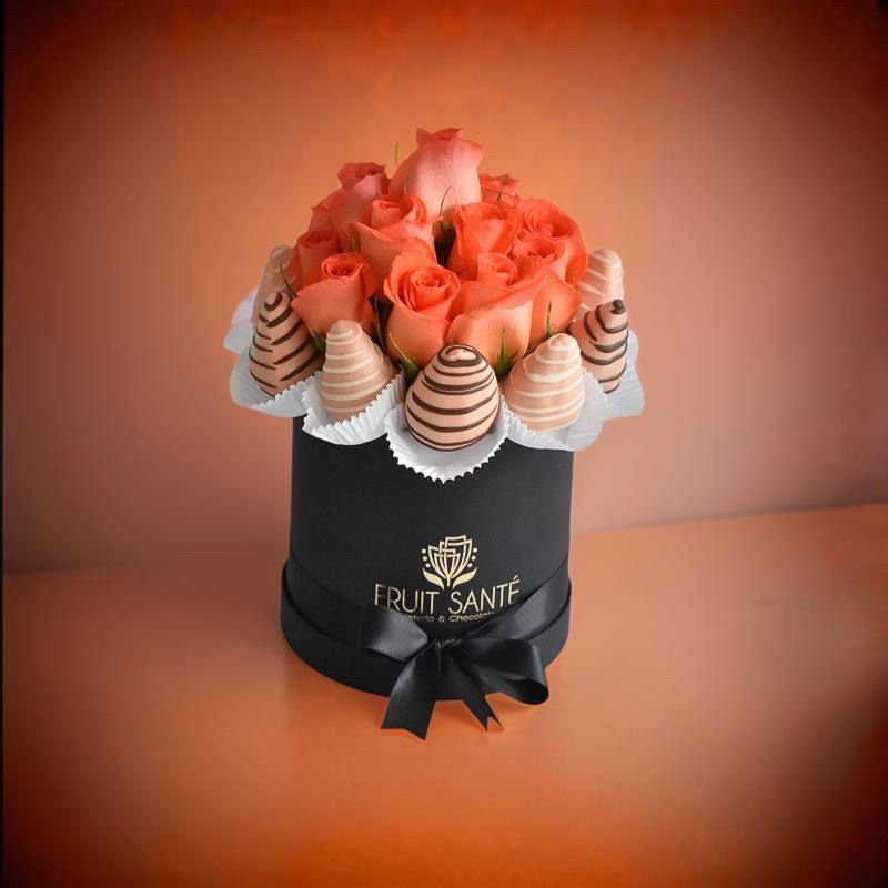 arreglo de fresas con chocolate y rosas para halloween
