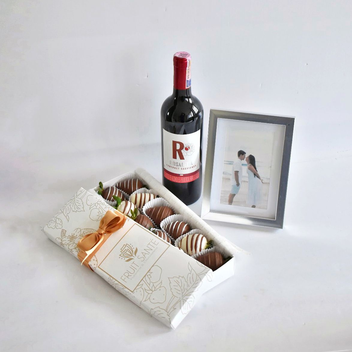 caja de fresas con chocolate + Vino y un portaretrato en Bogotá