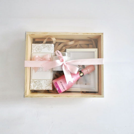 Caja de Regalo con Caja de fresas con chocolate + Vela Aromatica de Soya + Champagna y Portaretrato – Caja ‘Te Pensé’: Un Detalle que Enamora